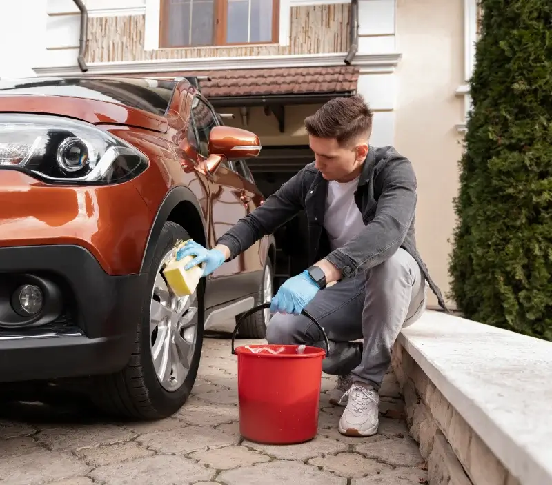Lavage auto à domicile Fleurieu-sur-Saône : professionnel intervenant sur un véhicule